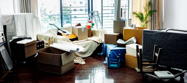 Blick in eine Messie-Wohnung: Alles, was Sie über den Ablauf, die Kosten und Diskretion wissen müssen.